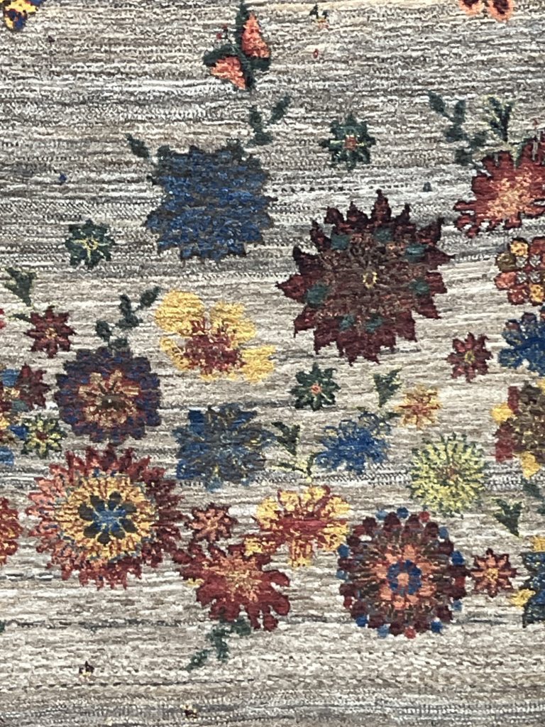 これから寒くなる冬にむけて、温もりのある手織り絨毯のご紹介です